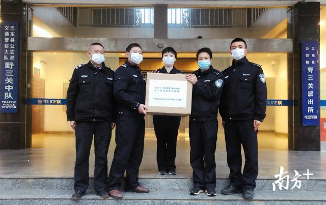 3月10日，汕头公安刑警委托张周恒（右二）向当地派出所捐赠防疫物资。受访者供图
