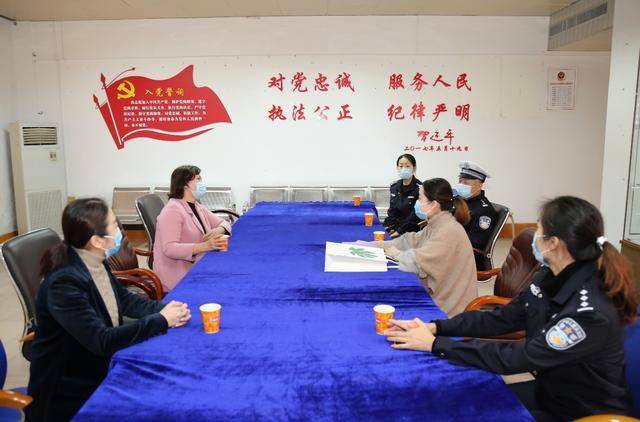 湛江市妇联、湛江市公安局工会一行看望慰问李才妹。