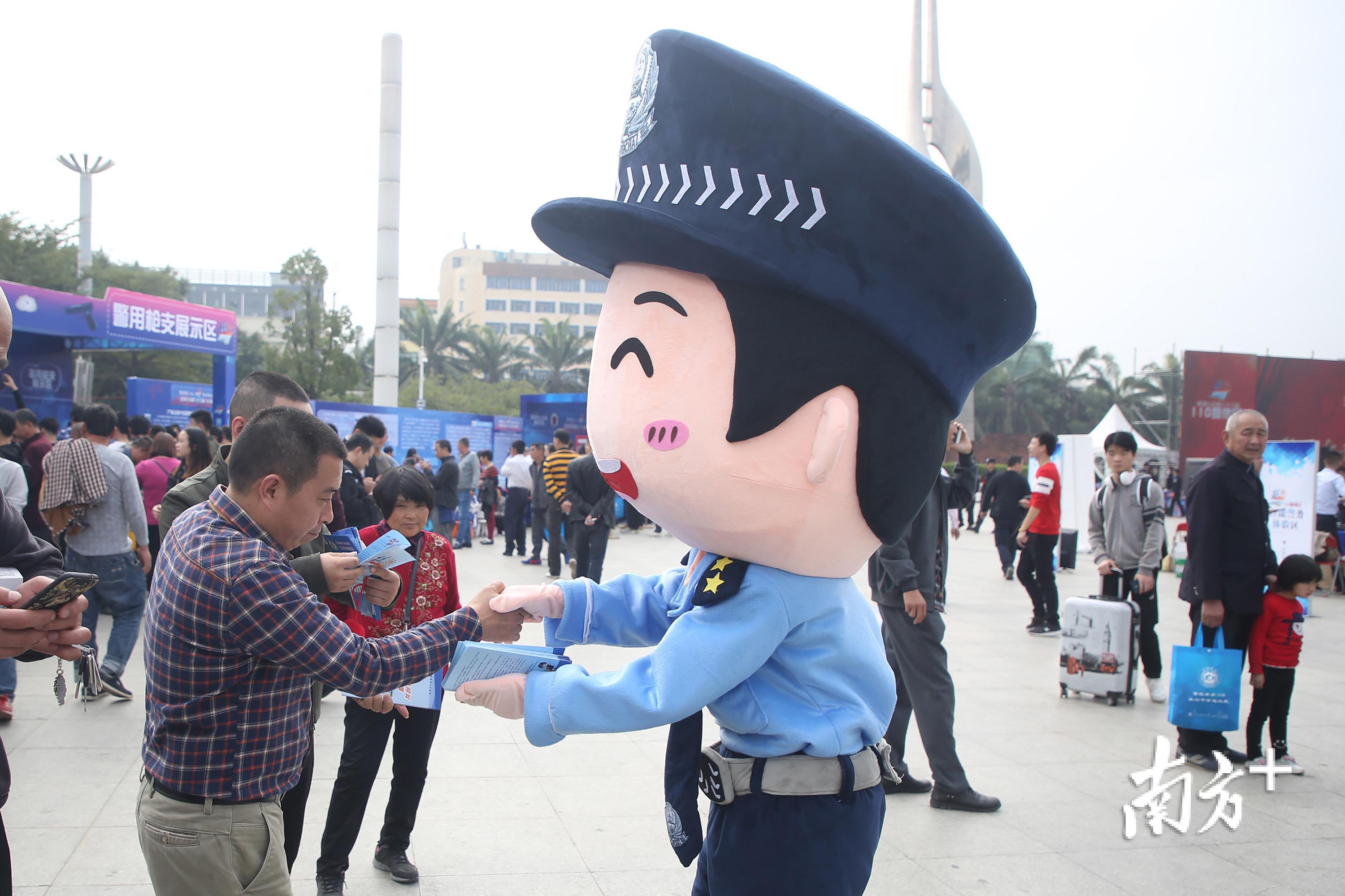 “110”宣传日，深圳宝安都之都广场，身着卡通警服的工作人员正在现场派发宣传资料。南方+记者 朱洪波 摄