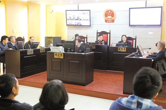 去年12月8日，江门中院院长叶柳东担任审判长开庭审理一起行政诉讼案件，副市长蓝华代表市政府出庭应诉。