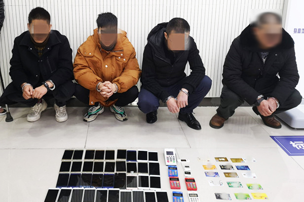 犯罪嫌疑人指认作案工具。